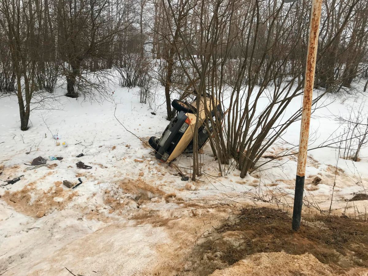 В Тульской области опрокинулся «Москвич» В Тульской области опрокинулся «Москвич»
