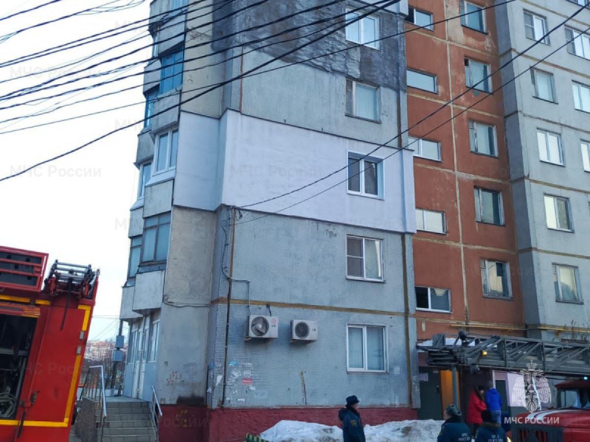 В Туле 11 человек боролись с пожаром в многоэтажке В Туле 11 человек боролись с пожаром в многоэтажке