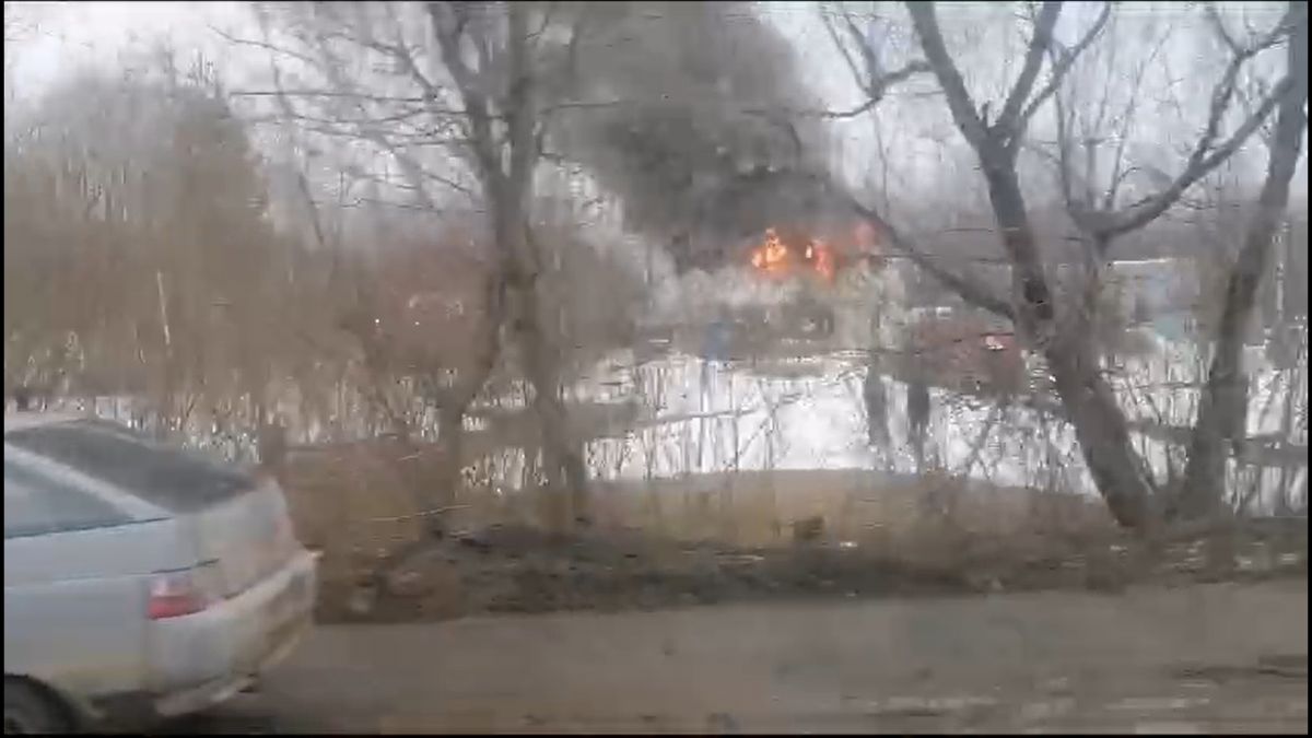 На улице Скуратовской в Туле горит дом