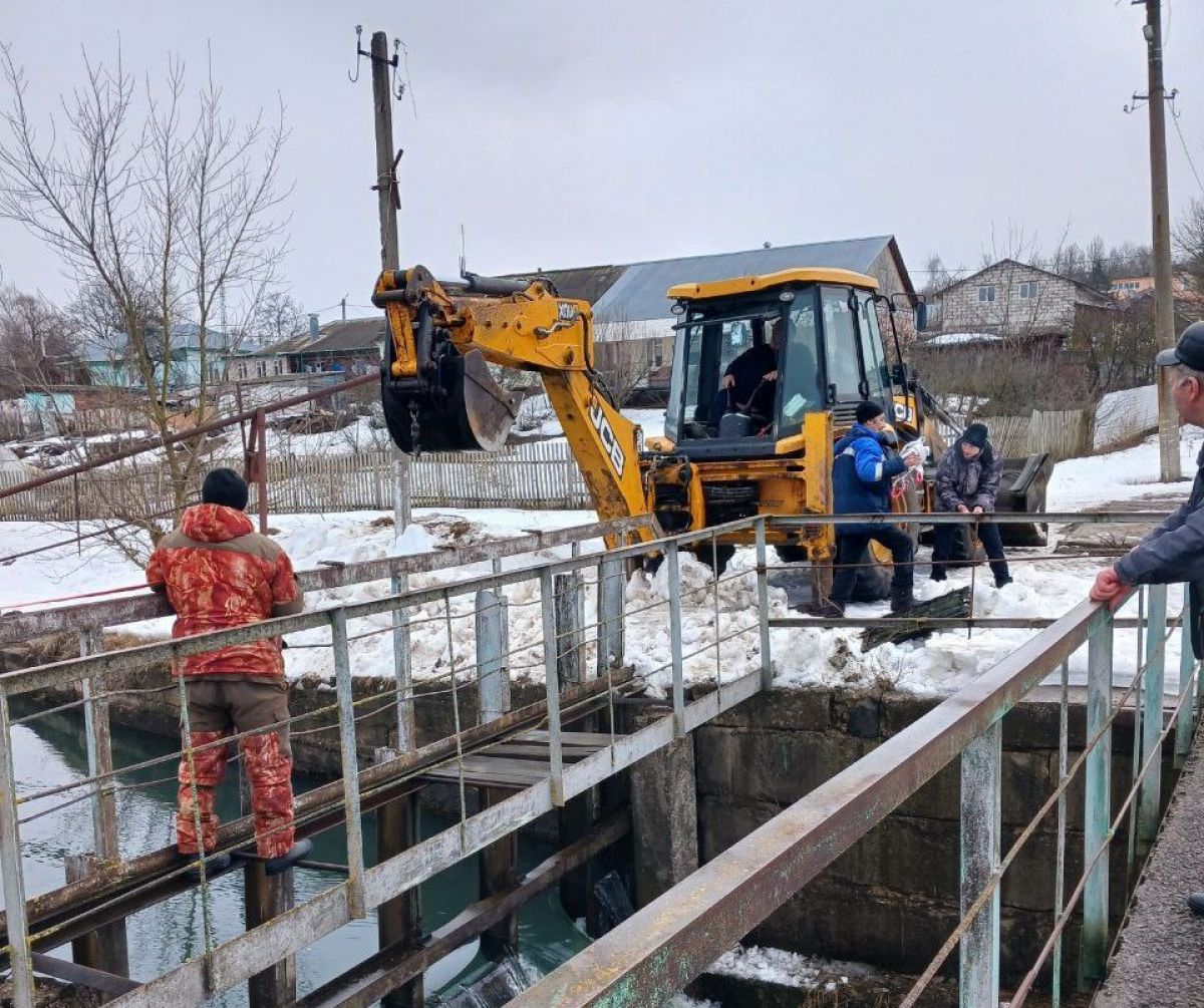 В поселке Чернь готовятся к паводку В поселке Чернь готовятся к паводку