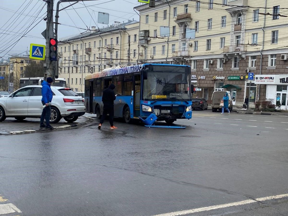 В центре Тулы «встретились» автобус и иномарка В центре Тулы «встретились» автобус и иномарка