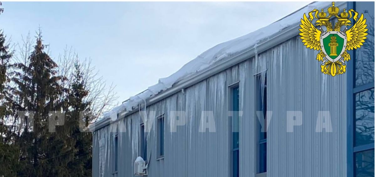 В Новомосковске на территории Ледового дворца стало меньше льда В Новомосковске на территории Ледового дворца стало меньше льда