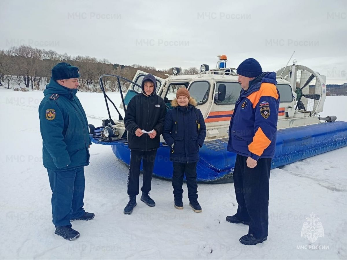Тульские спасатели рассказывают рыбакам, как устоять на весеннем льду Тульские спасатели рассказывают рыбакам, как устоять на весеннем льду