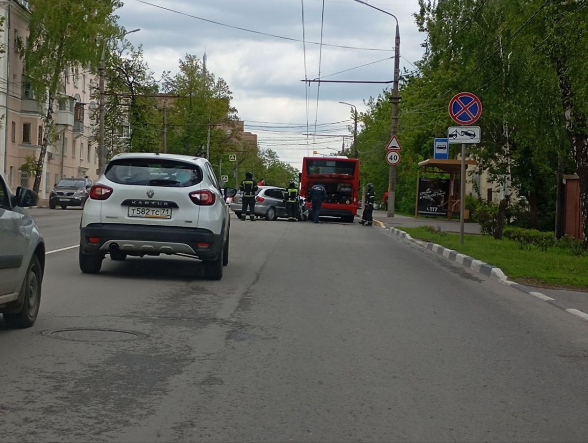 В Туле дорогу не поделили легковушка и пассажирский автобус ТулаСМИ