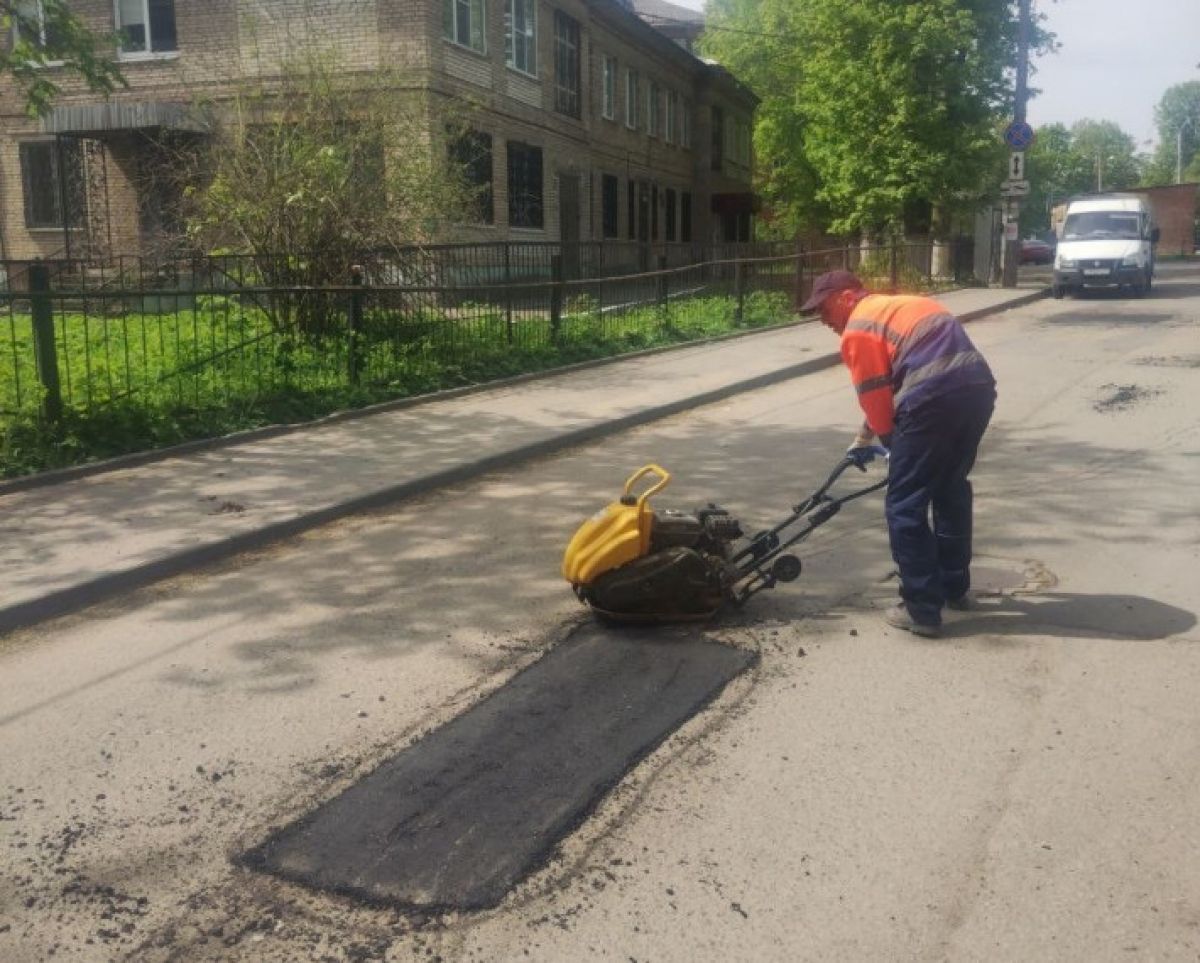 Тульские рабочие продолжают заделывать ямы на дорогах