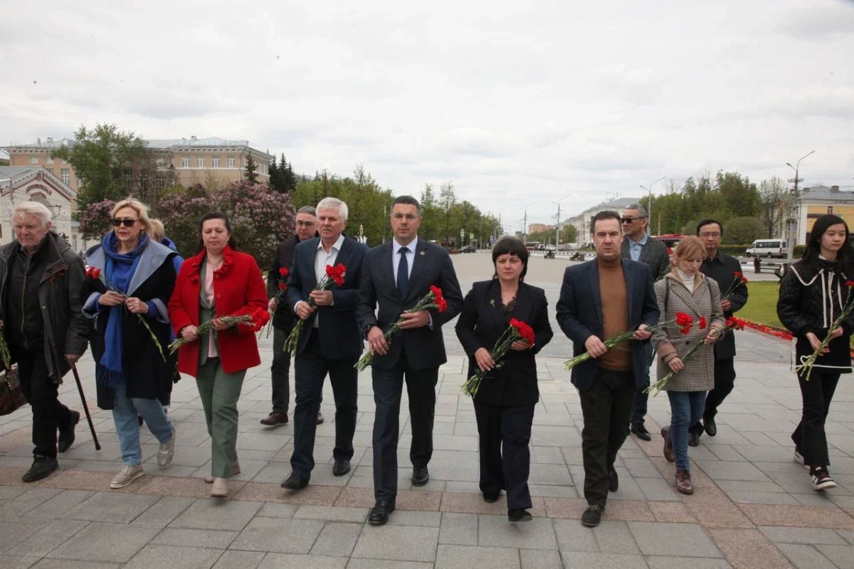 В Туле возложили цветы к Вечному Огню и «Трем штыкам»