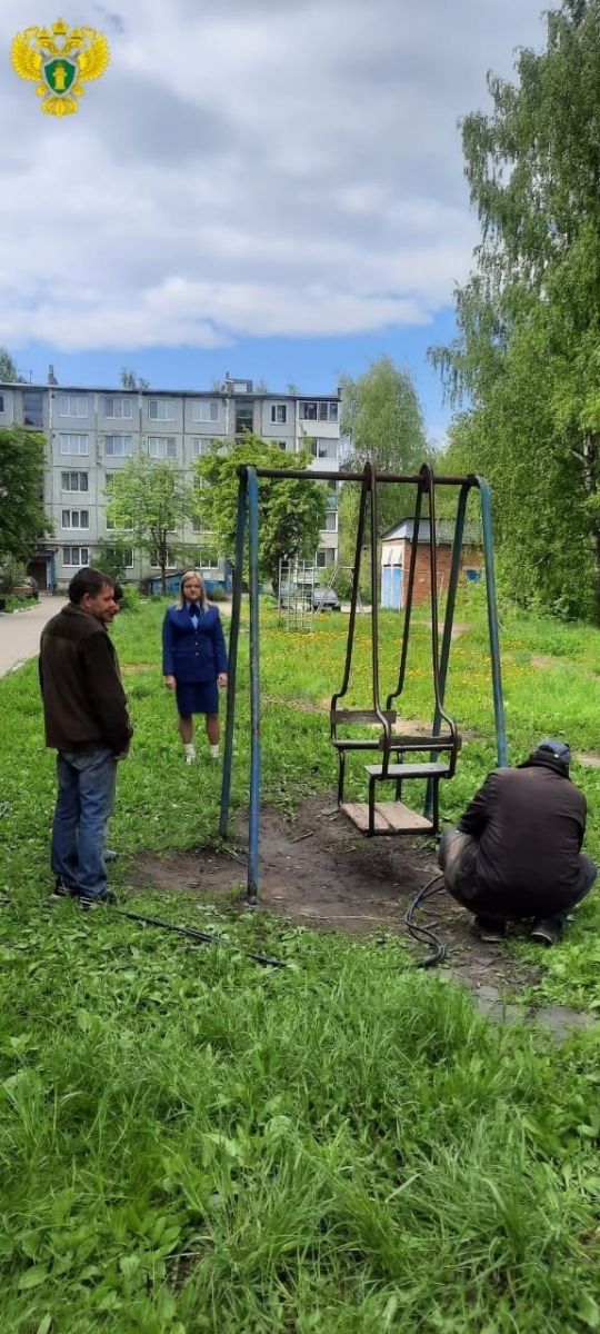 Юные жители Кимовска не могли безопасно кататься на качелях в своих дворах Юные жители Кимовска не могли безопасно кататься на качелях в своих дворах