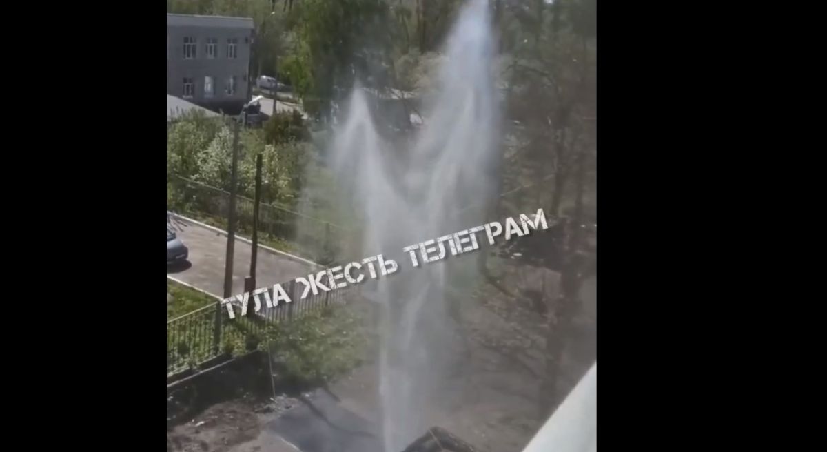 В Туле на улице Калинина начал бить фонтан