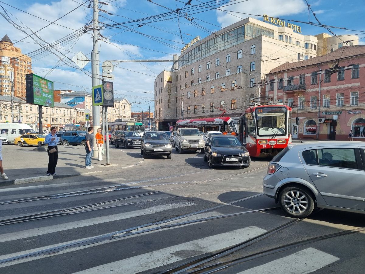 Утром в центре Тулы стояли трамваи и троллейбусы Утром в центре Тулы стояли трамваи и троллейбусы