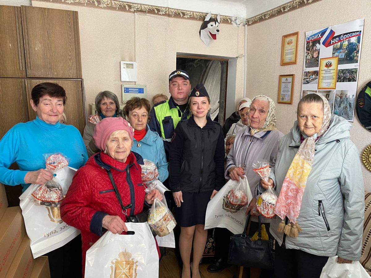 В Новомосковске сотрудники ГИБДД подарили куличи инвалидам и пенсионерам В Новомосковске сотрудники ГИБДД подарили куличи инвалидам и пенсионерам