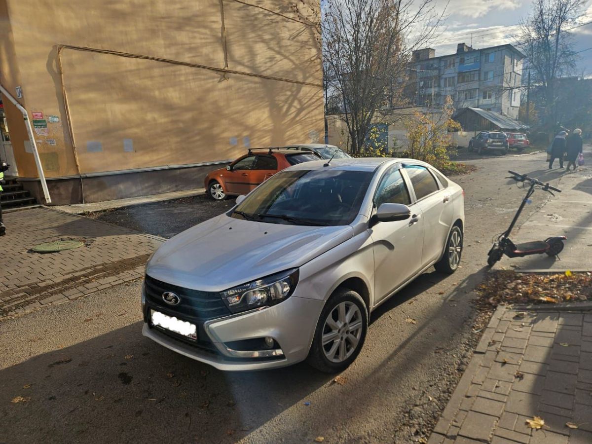 В Туле легковой автомобиль сбил мужчину на электросамокате В Туле легковой автомобиль сбил мужчину на электросамокате