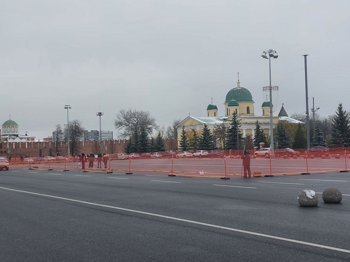 На площади Ленина в Туле приступили к установке катка