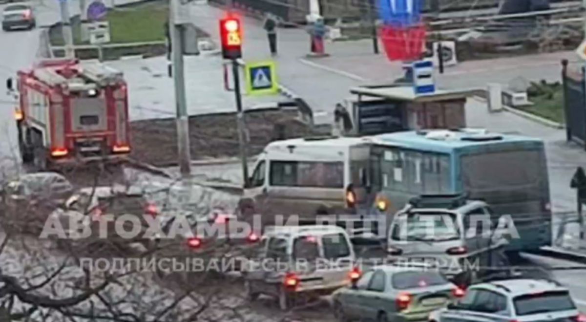 В тульском Заречье возле Комсомольского парка произошло ДТП с участием автобуса В тульском Заречье возле Комсомольского парка произошло ДТП с участием автобуса