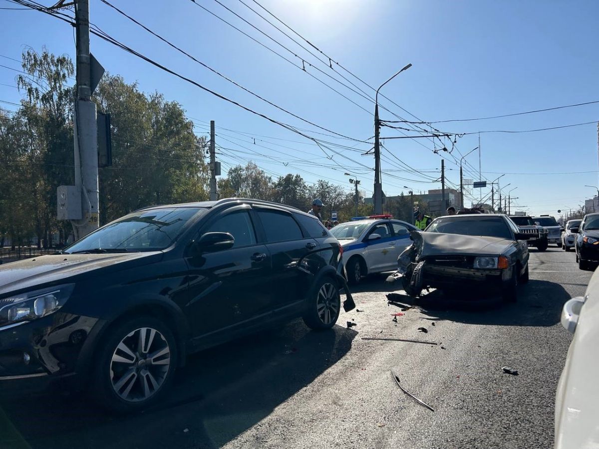 В Туле на проспекте Ленина произошло два массовых ДТП В Туле на проспекте Ленина произошло два массовых ДТП