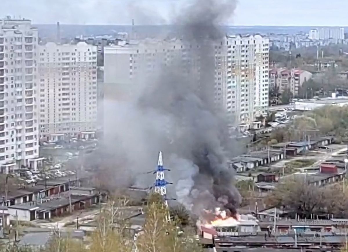 В Туле на Новомедвенском проезде горят гаражи В Туле на Новомедвенском проезде горят гаражи