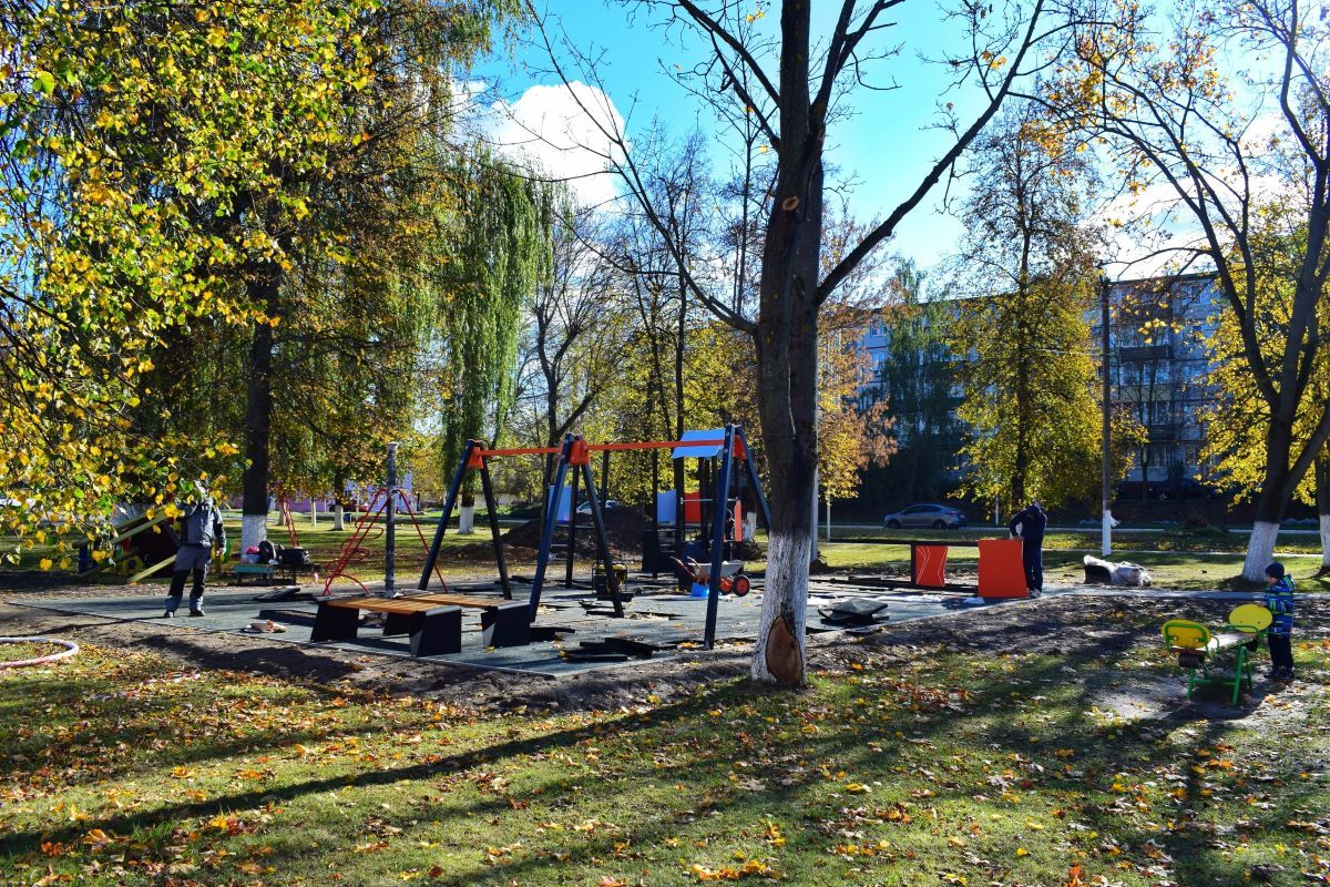 В Суворове благоустраивают сквер возле ДЮСШ В Суворове благоустраивают сквер возле ДЮСШ