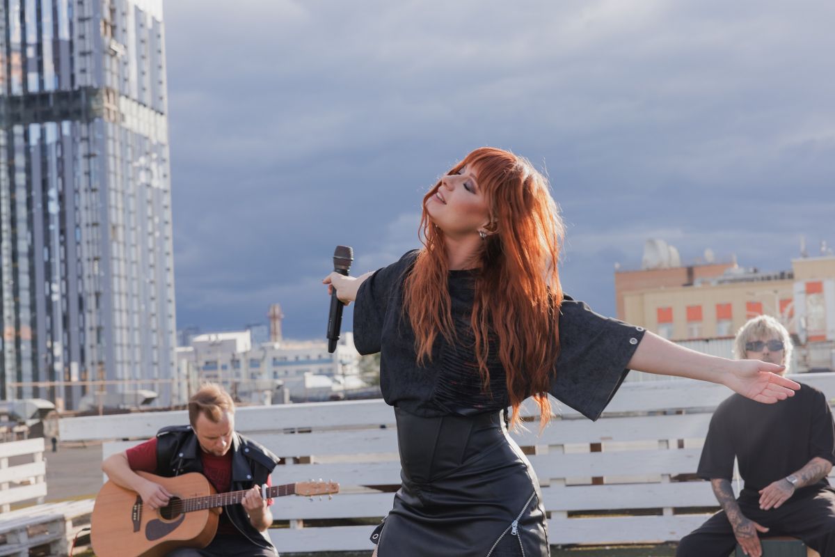 А не спеть ли мне песню — 24 октября состоится премьера сериала «Хит» от Wink.ru А не спеть ли мне песню — 24 октября состоится премьера сериала «Хит» от Wink.ru