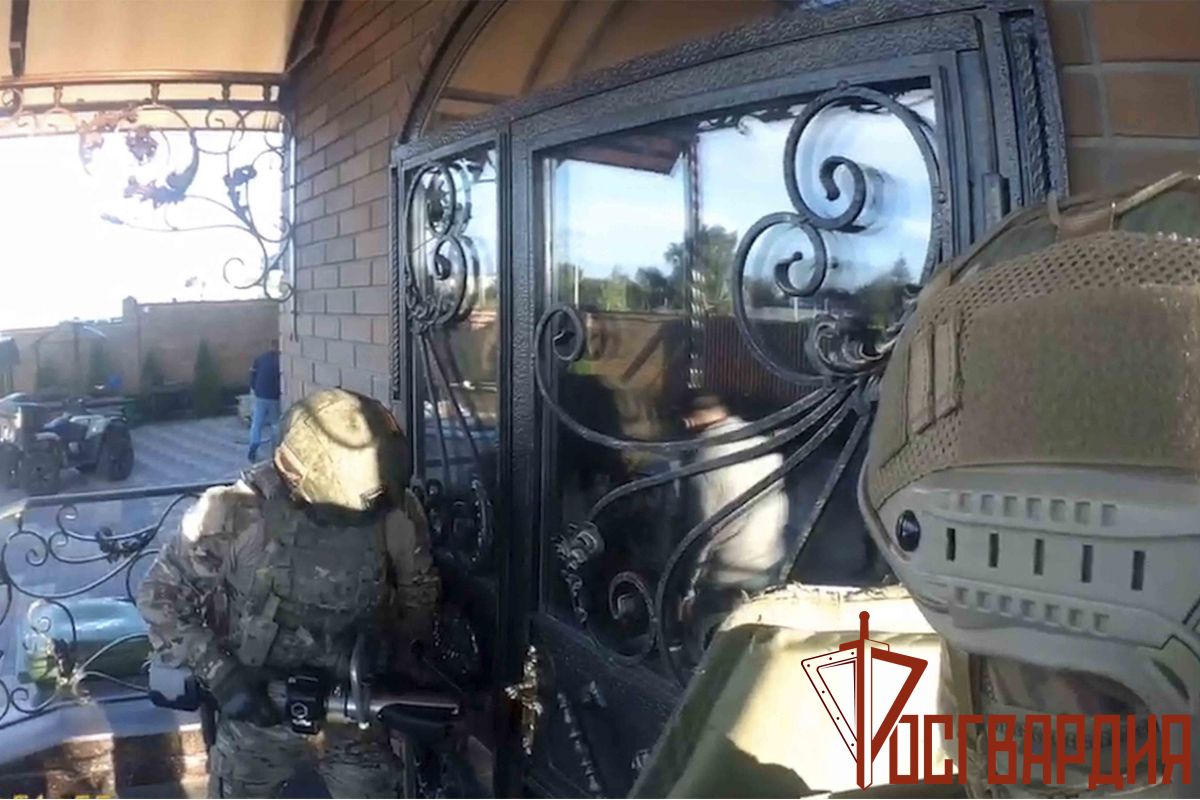 В Тульской области СОБР и росгвардейцы задержал шестерых подозреваемых в мошенничестве В Тульской области СОБР и росгвардейцы задержал шестерых подозреваемых в мошенничестве