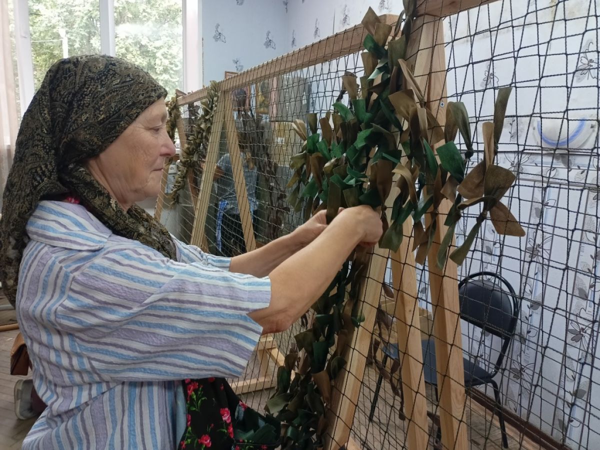 Волонтеры из Щекинского района плетут маскировочные сети для участников СВО Волонтеры из Щекинского района плетут маскировочные сети для участников СВО