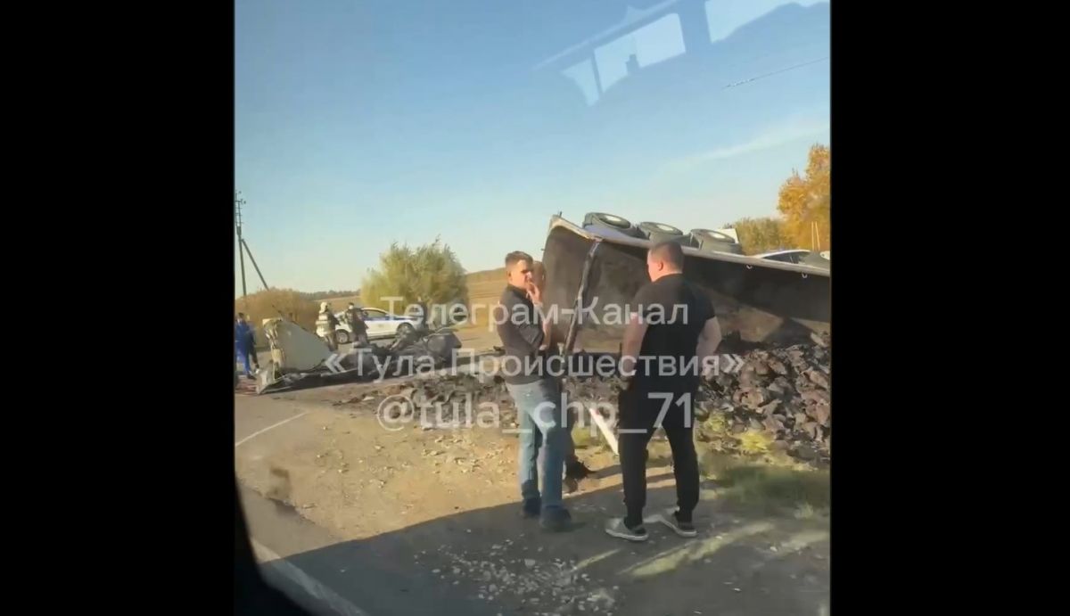 В Тульской области фура на «Золотом кольце» раздавила «четверку»: два человека погибли В Тульской области фура на «Золотом кольце» раздавила «четверку»: два человека погибли