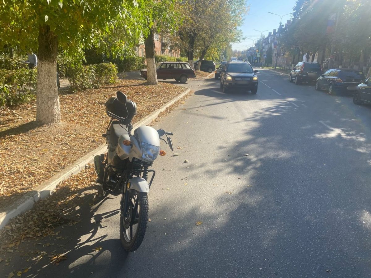 В Щекине дорогу не поделили отечественный автомобиль и иностранный мопед В Щекине дорогу не поделили отечественный автомобиль и иностранный мопед