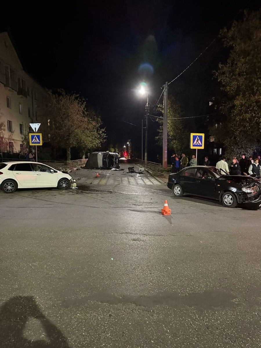 При столкновении трех автомобилей в Ефремове пострадали двое мужчин При столкновении трех автомобилей в Ефремове пострадали двое мужчин