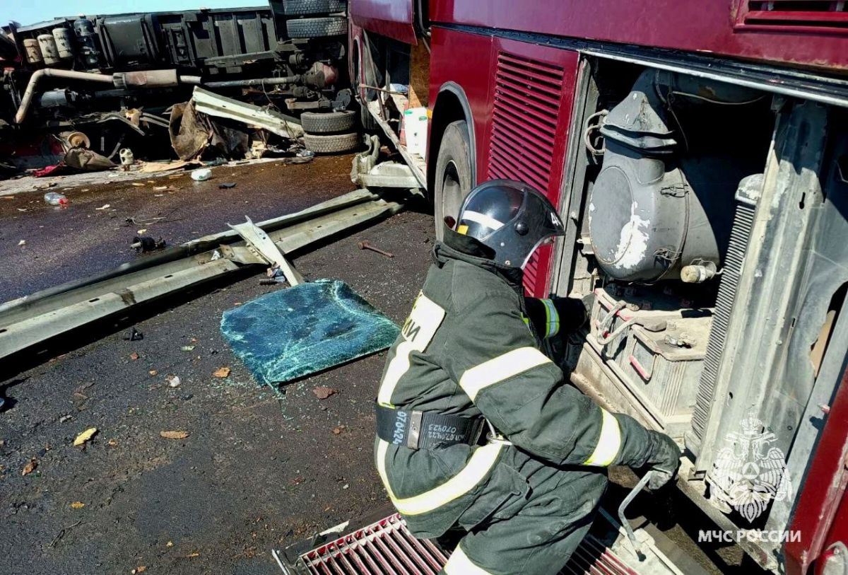 В Тульской области столкнулись грузовик и пассажирский автобус В Тульской области столкнулись грузовик и пассажирский автобус