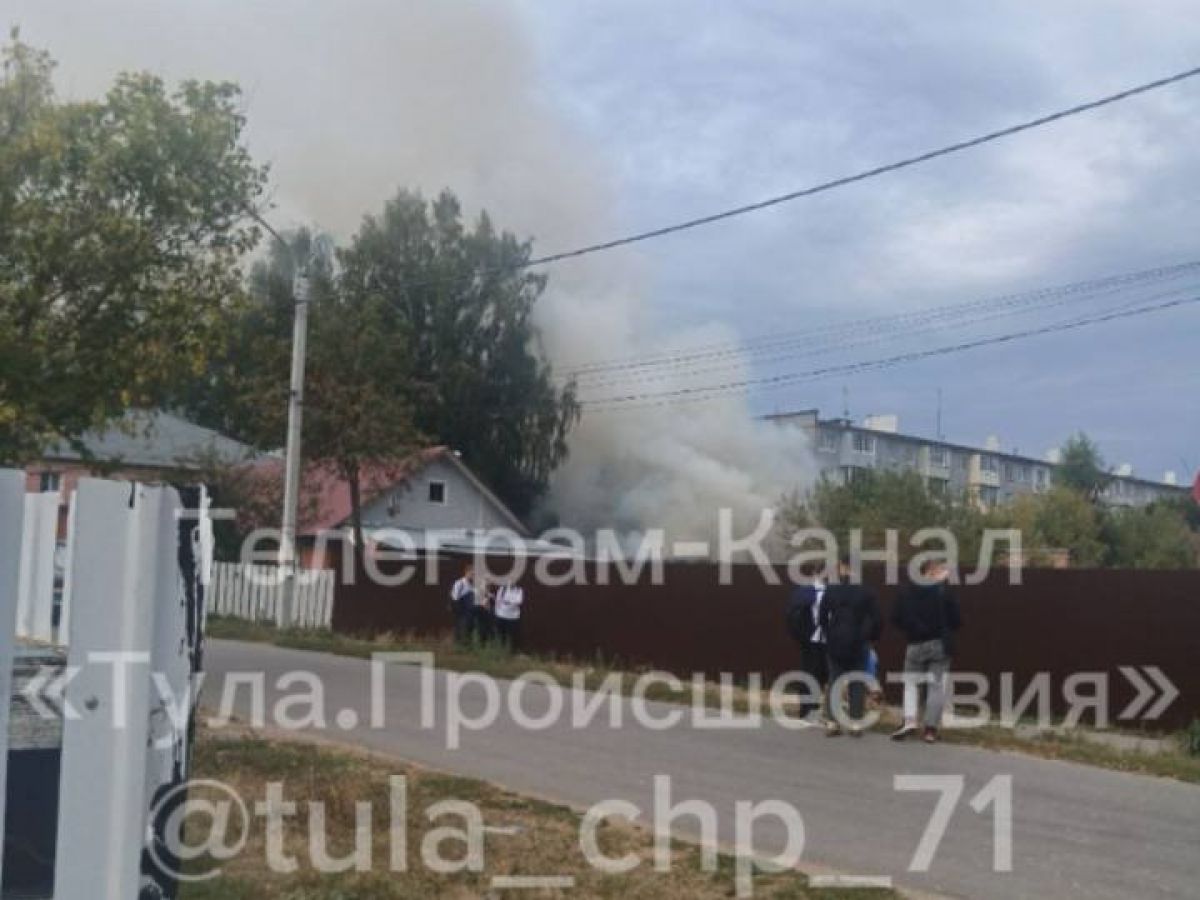 В Киреевске три пожарных расчета тушат заброшку В Киреевске три пожарных расчета тушат заброшку