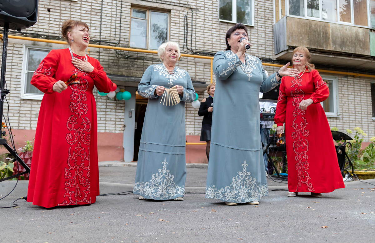 Жители Алексина отпраздновали окончание ремонта двора в Горушках Жители Алексина отпраздновали окончание ремонта двора в Горушках