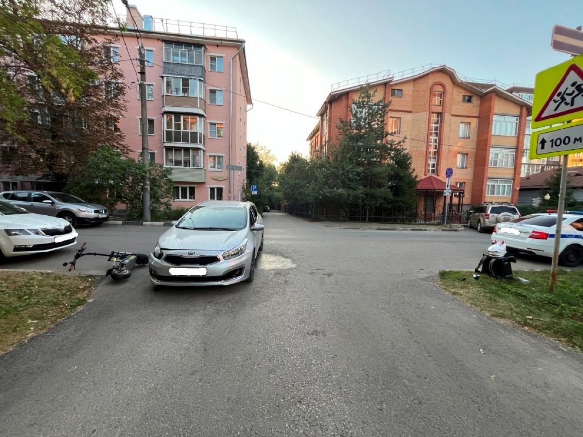 В Туле несовершеннолетняя электросамокатчица угодила под колеса автомобиля В Туле несовершеннолетняя электросамокатчица угодила под колеса автомобиля