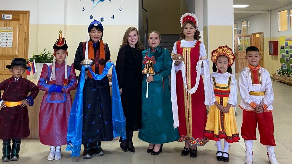Тулячка обучает русскому языку детей в Монголии Тулячка обучает русскому языку детей в Монголии