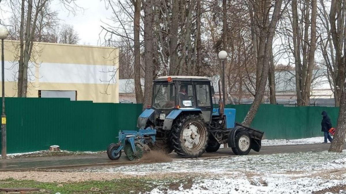 В Туле продолжается уборка остановок и тротуаров В Туле продолжается уборка остановок и тротуаров