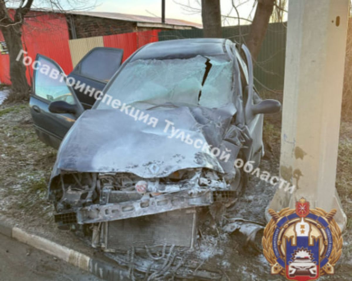 В Ефремове водитель Renault не справился с управлением и съехал в кювет