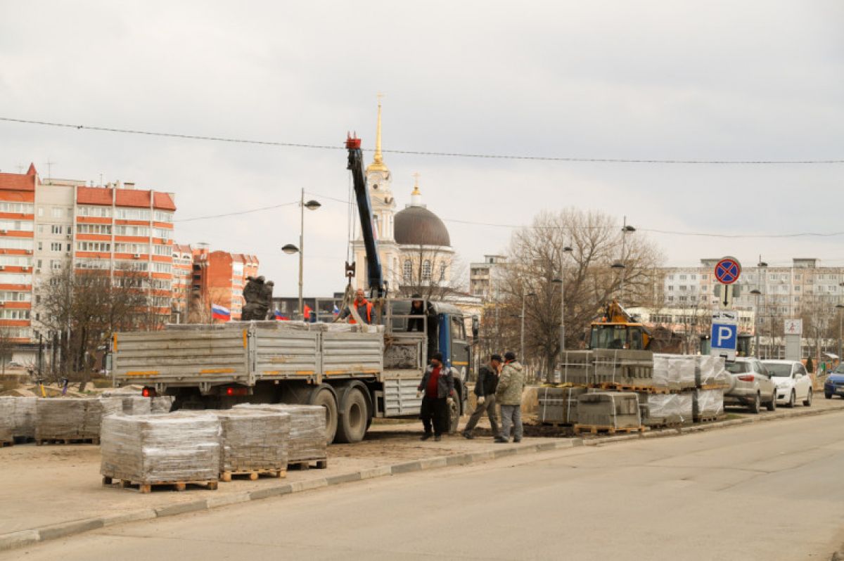 В Туле возле сквера Памяти воинов-интернационалистов» начали выкладывать плиткой тротуар В Туле возле сквера Памяти воинов-интернационалистов» начали выкладывать плиткой тротуар