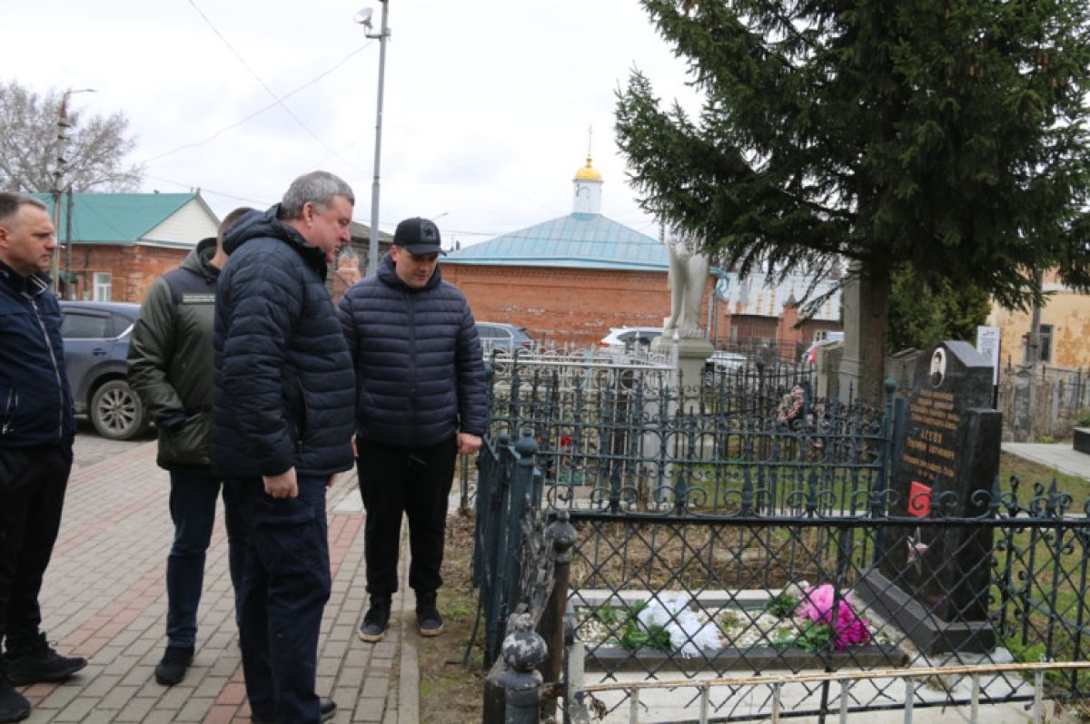 На Всехсвятском кладбище Тулы устанавливают мемориальные плиты На Всехсвятском кладбище Тулы устанавливают мемориальные плиты