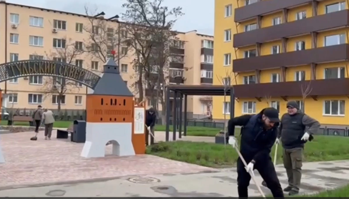 Туляки провели субботник в Мариуполе Туляки провели субботник в Мариуполе