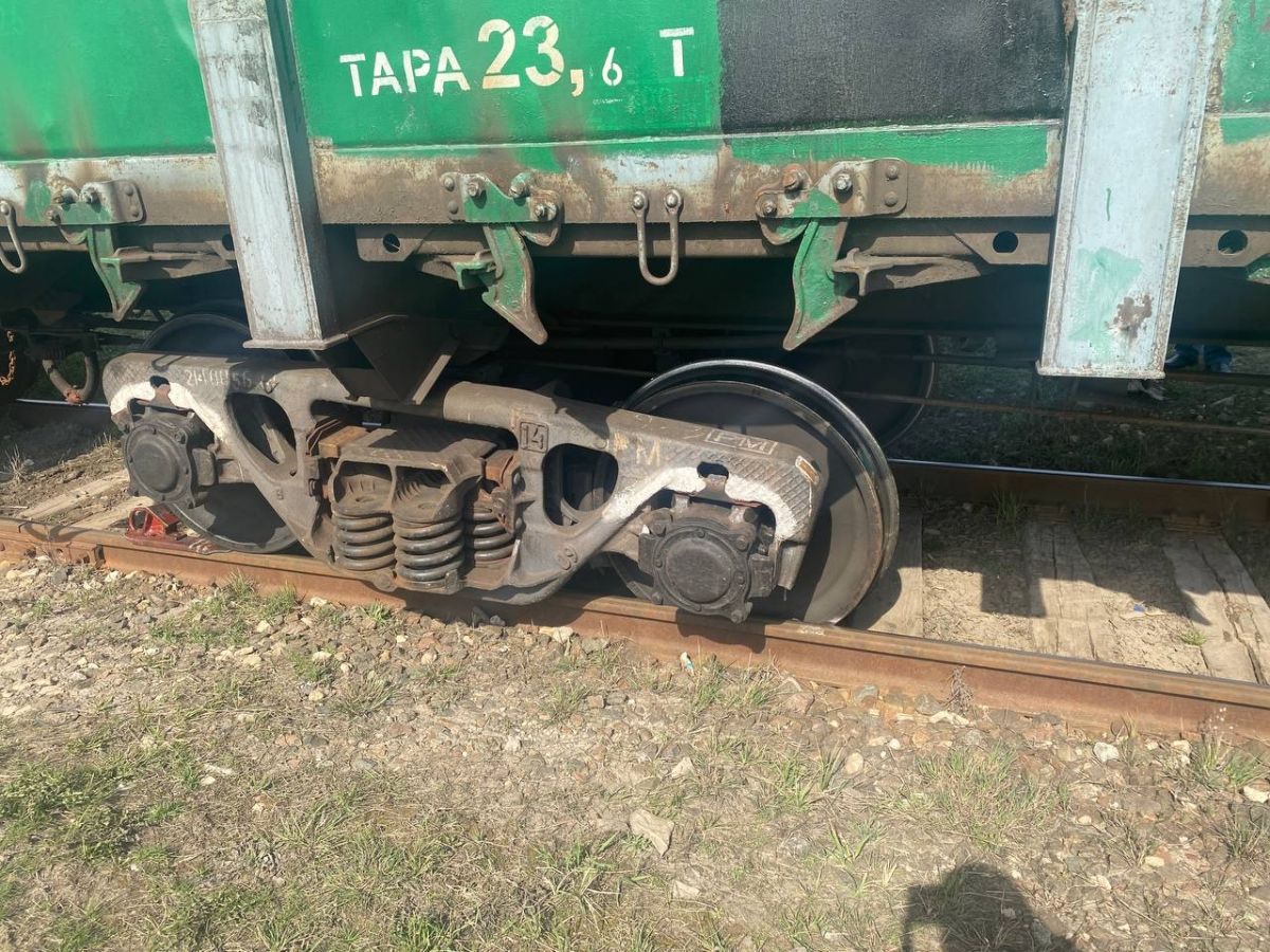 В тульском Плеханове с рельсов сошли три вагона грузового поезда В тульском Плеханове с рельсов сошли три вагона грузового поезда