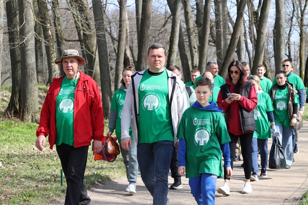 Депутаты областной Думы и члены Молодежного парламента посадили в Ясной Поляне 300 деревьев Депутаты областной Думы и члены Молодежного парламента посадили в Ясной Поляне 300 деревьев