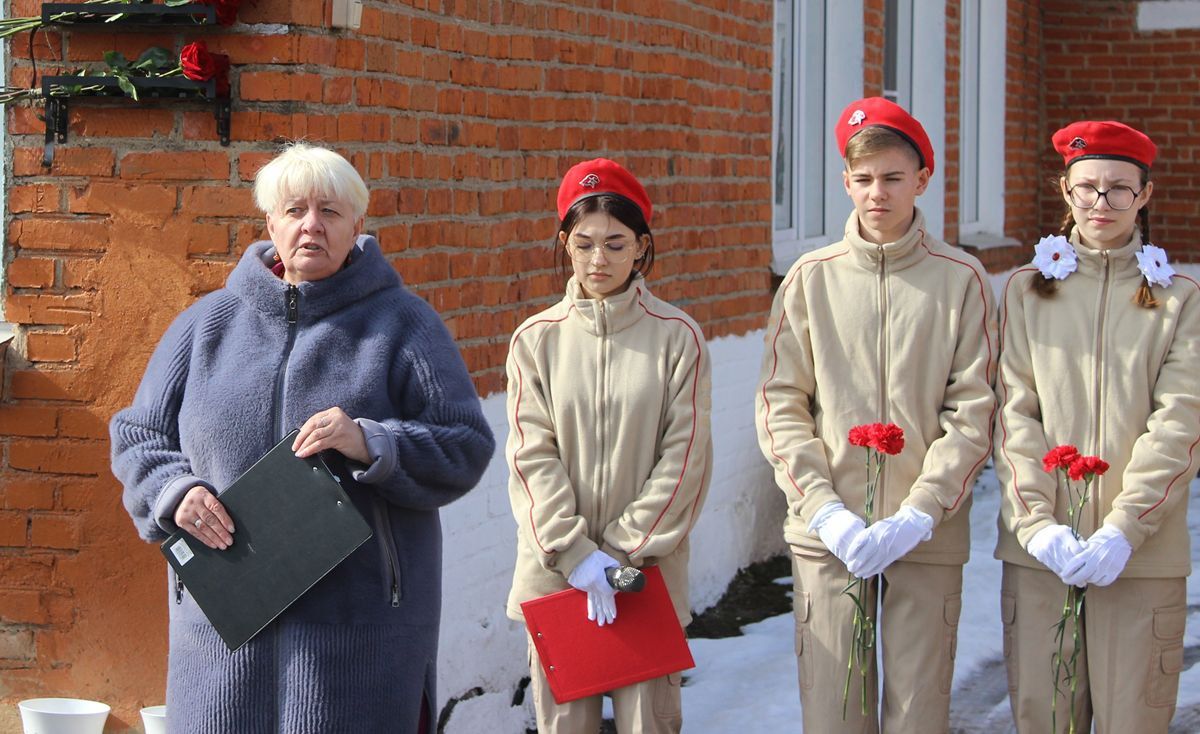 Александровские школьники регулярно оказывают помощь бойцам СВО Александровские школьники регулярно оказывают помощь бойцам СВО