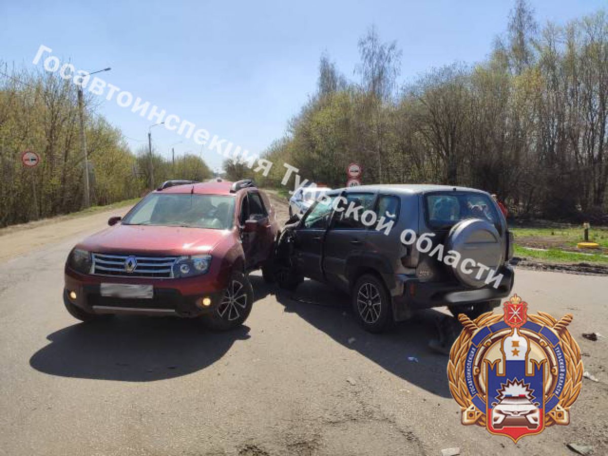 Три человека пострадали при столкновении двух автомобилей в Тульской области Три человека пострадали при столкновении двух автомобилей в Тульской области