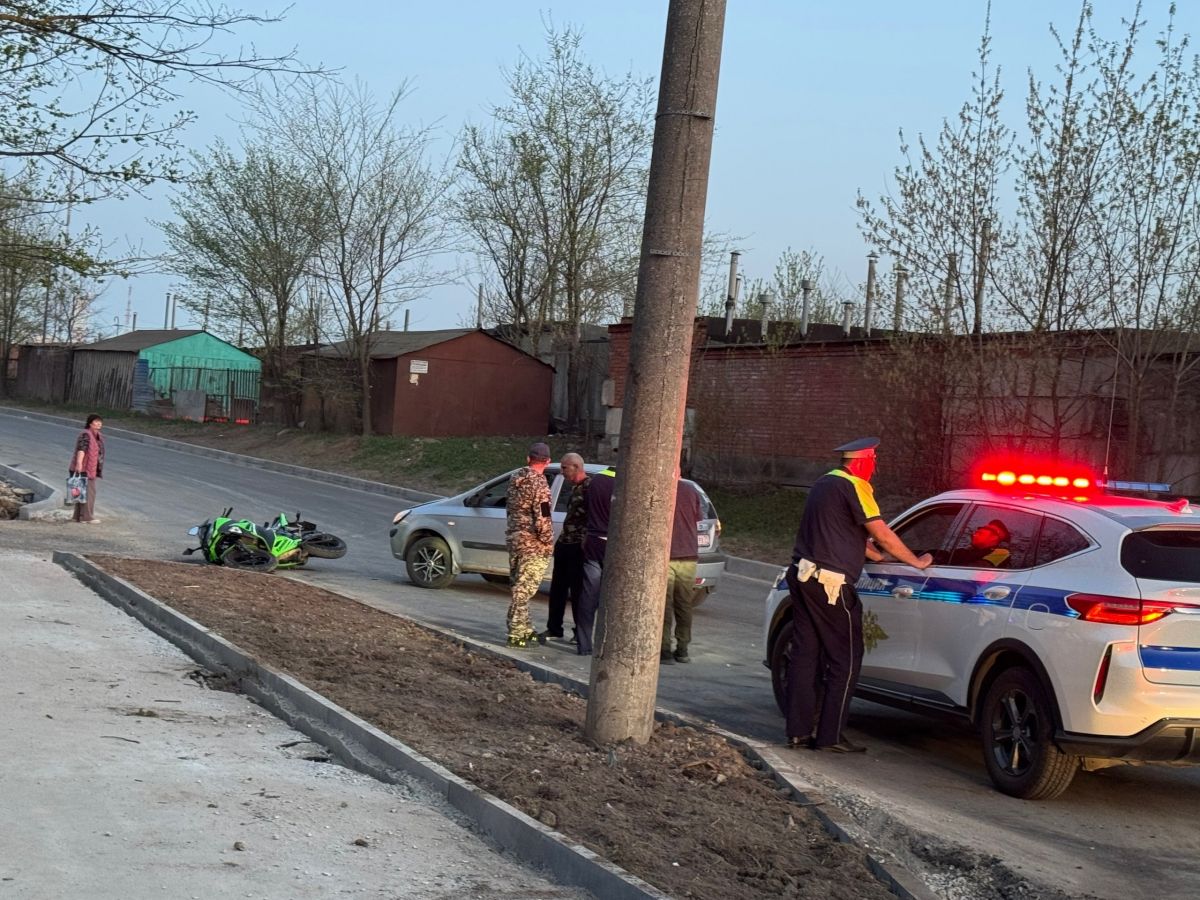 В Туле не поделили дорогу легковушка и мотоцикл В Туле не поделили дорогу легковушка и мотоцикл