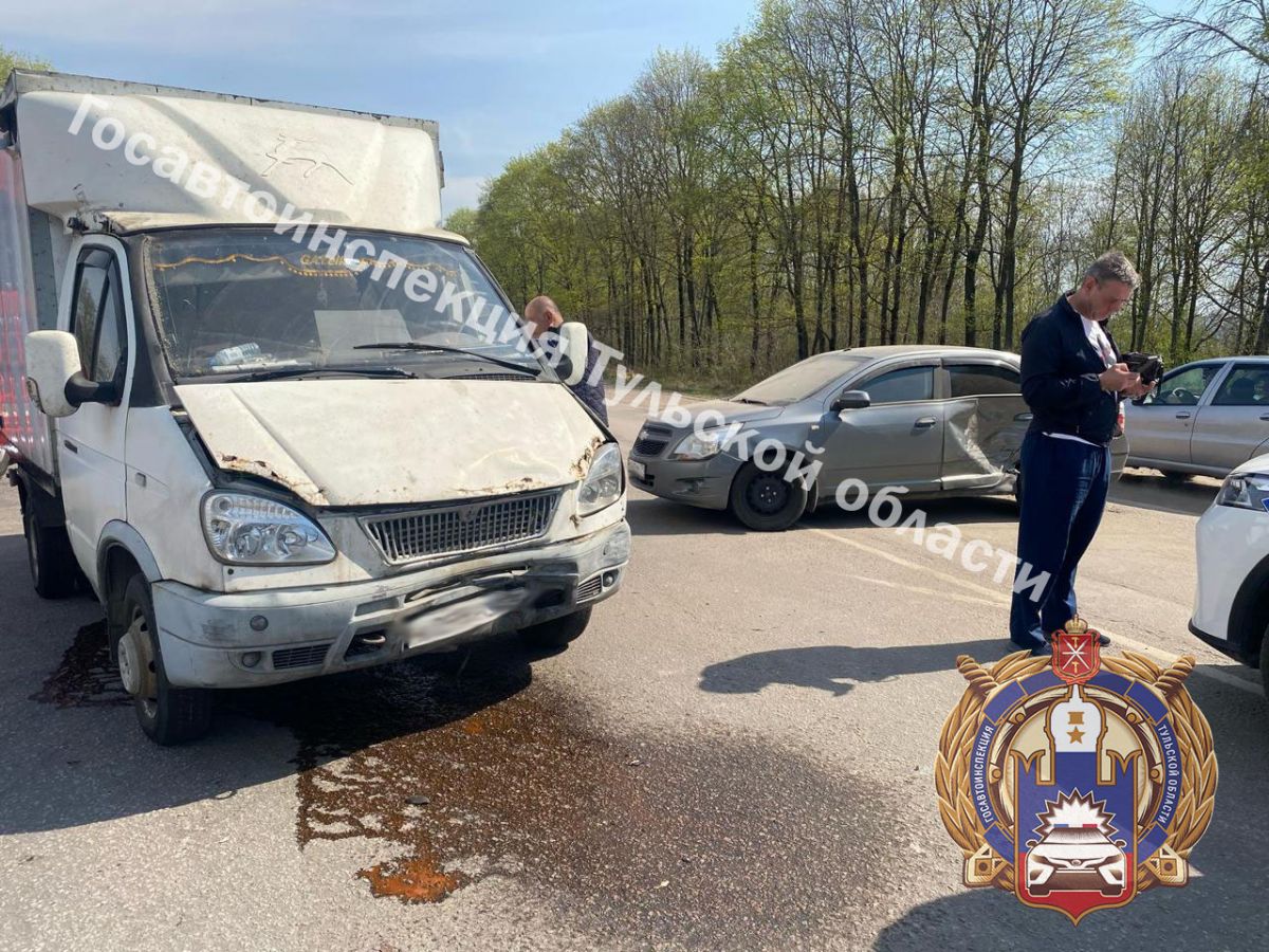 В Туле на Новомосковском шоссе столкнулись «ГАЗель» и «Шевроле» В Туле на Новомосковском шоссе столкнулись «ГАЗель» и «Шевроле»