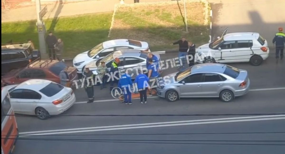 Утром в Туле на улице Октябрьской столкнулись шесть машин Утром в Туле на улице Октябрьской столкнулись шесть машин