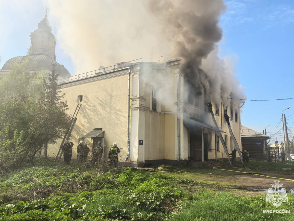 В Туле горит объект ОКН на улице Демидовской