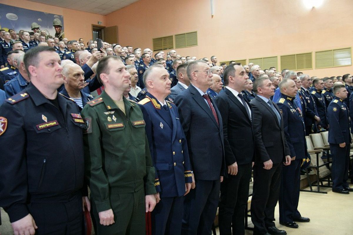 Андрей Дубровский: «В зоне СВО тульские десантники проявляют героизм и демонстрируют высочайшую боевую выучку» Андрей Дубровский: «В зоне СВО тульские десантники проявляют героизм и демонстрируют высочайшую боевую выучку»