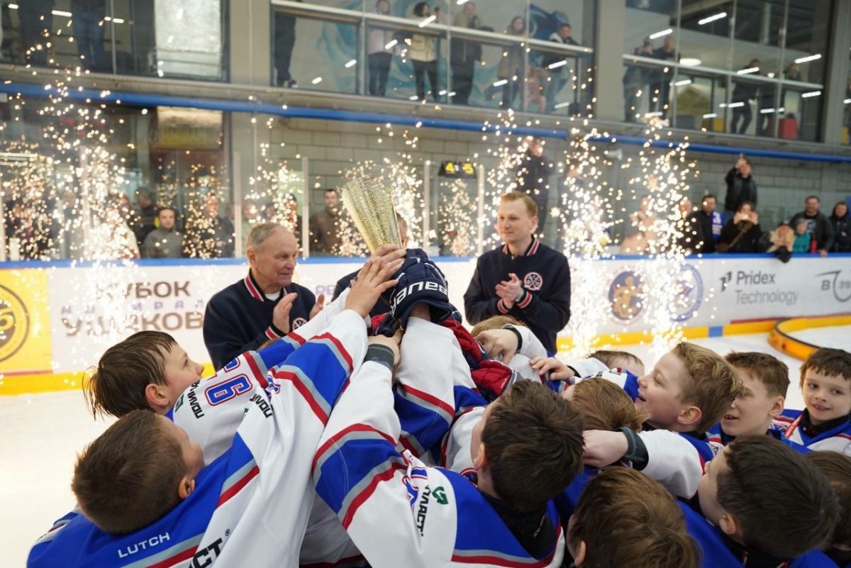 Хоккейные команды из Новомосковска, Тулы и Москвы вошли в пятерку лучших на столичном Кубке Федерации Хоккейные команды из Новомосковска, Тулы и Москвы вошли в пятерку лучших на столичном Кубке Федерации
