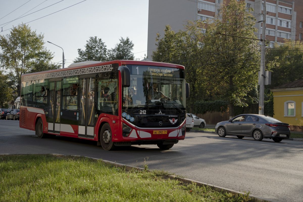 Жителей Тулы на кладбище будут возить 36 автобусов Жителей Тулы на кладбище будут возить 36 автобусов