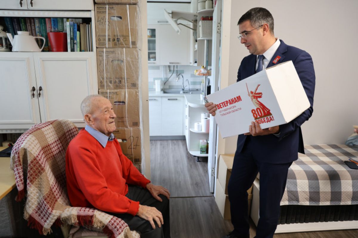 В Туле глава города поздравил с наступающим Днем Победы 103-летнего фронтовика В Туле глава города поздравил с наступающим Днем Победы 103-летнего фронтовика