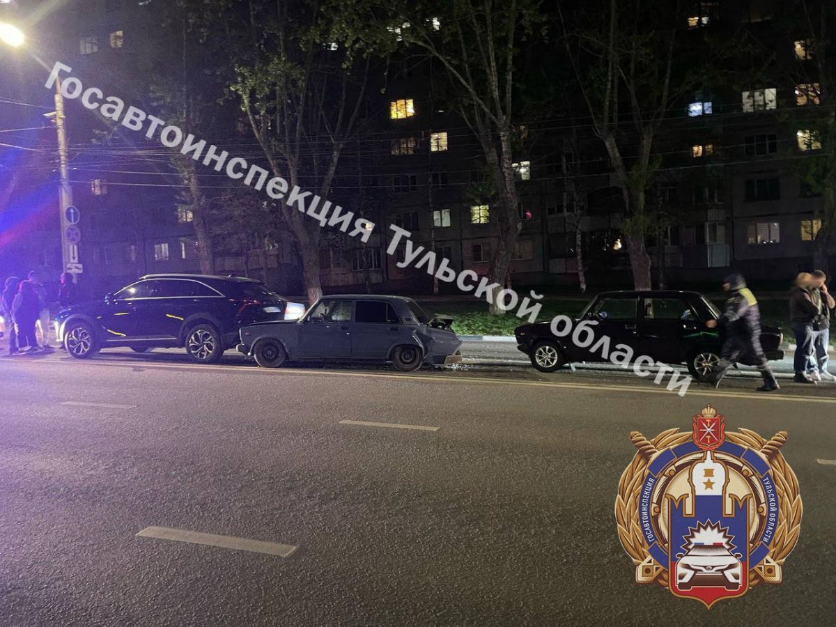 Двое 20-летних водителей столкнулись друг с другом на регулируемом перекрестке Двое 20-летних водителей столкнулись друг с другом на регулируемом перекрестке