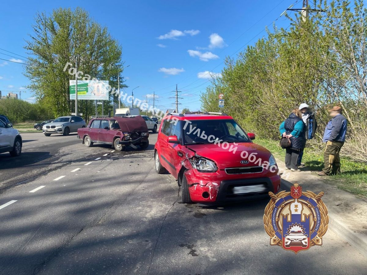 В Туле отечественная машина не поделила дорогу с южнокорейской: есть пострадавшие В Туле отечественная машина не поделила дорогу с южнокорейской: есть пострадавшие